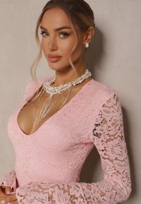 Renee - Ciemnoróżowa Dopasowana Sukienka Zdobiona Koronką z Rozszerzanym Dołem Hannalis. Kolor: różowy. Materiał: koronka. Wzór: koronka, aplikacja #3