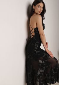 Born2be - Czarna Koktajlowa Sukienka Siateczkowa z Odkrytymi Plecami z Wiązaniem Cezelle. Kolor: czarny. Materiał: materiał. Wzór: aplikacja, kwiaty. Styl: wizytowy #3