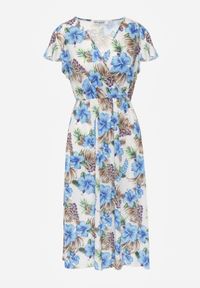 Renee - Niebieska Kopertowa Sukienka z Wiskozą i Gumką w Talii w Tropikalne Kwiaty Chionobe. Okazja: na spacer, na co dzień. Kolekcja: moda ciążowa. Kolor: niebieski. Materiał: wiskoza. Wzór: kwiaty. Sezon: lato. Typ sukienki: kopertowe. Styl: wakacyjny, elegancki, casual #5