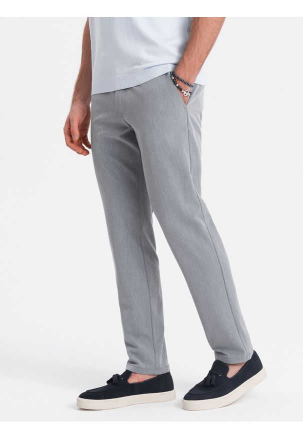 Ombre Clothing - Eleganckie męskie spodnie chino SLIM FIT - jasnoszare V1 - Rozmiar: M. Kolor: szary. Materiał: wiskoza, poliester, materiał. Styl: elegancki