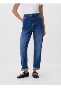 Reserved - Jeansy boyfriend slim - granatowy. Kolor: niebieski