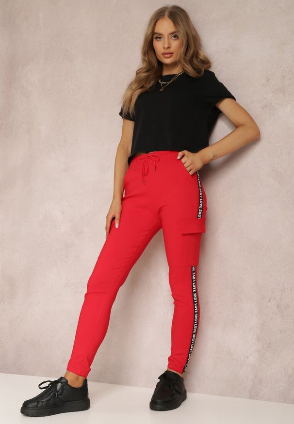 Renee - Czerwone Spodnie Olythia. Okazja: na co dzień. Kolor: czerwony. Długość: długie. Wzór: aplikacja, nadruk. Styl: casual, elegancki