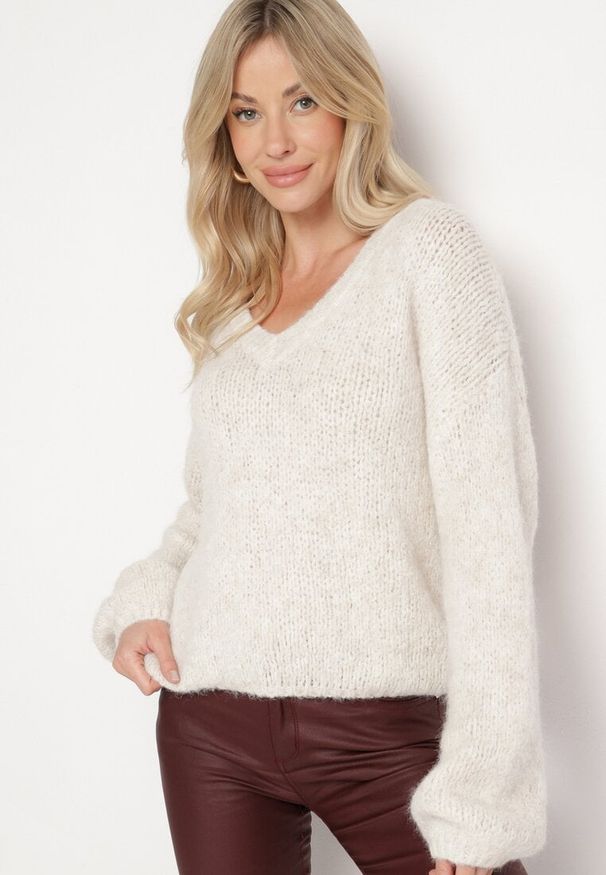 Born2be - Jasnobeżowy Sweter z Wełną i Rozszerzanymi Rękawami Sinara. Okazja: na co dzień. Kolor: beżowy. Materiał: wełna. Styl: elegancki, klasyczny, casual