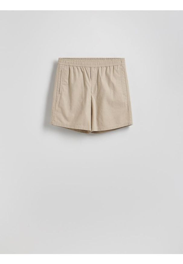 Reserved - Szorty slim z dodatkiem lnu - beżowy. Kolor: beżowy. Materiał: len