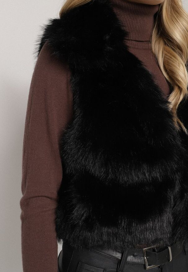 Born2be - Czarna Kamizelka Futerko z Szerokim Kołnierzem i Kieszeniami Nettisa. Okazja: do pracy, na co dzień, na spotkanie biznesowe. Typ kołnierza: golf. Kolor: czarny. Materiał: futro. Styl: klasyczny, casual, elegancki, biznesowy