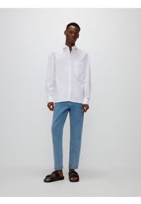 Reserved - Gładka koszula comfort fit - biały. Kolor: biały. Materiał: bawełna. Wzór: gładki #1