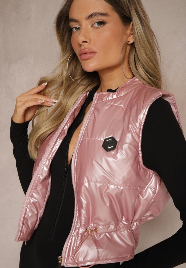 Renee - Różowa Kamizelka o Krótkim Kroju ze Ściągaczem w Talii i Naszywką Mevannae. Okazja: na spotkanie biznesowe. Kolor: różowy. Materiał: jeans. Długość: krótkie. Wzór: aplikacja. Styl: biznesowy, elegancki