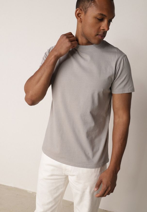 Born2be - Szara Gładka Koszulka T-shirt z Bawełny o Prostym Kroju Sarusa. Okazja: na co dzień, na randkę. Kolor: szary. Materiał: bawełna. Wzór: gładki. Styl: casual, klasyczny