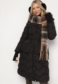 Born2be - Czarna Kurtka Pikowana z Paskiem Jalogi. Okazja: na co dzień. Typ kołnierza: komin. Kolor: czarny. Materiał: wełna, materiał. Długość rękawa: długi rękaw. Długość: długie. Sezon: zima. Styl: casual #1