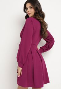 Born2be - Fioletowa Rozkloszowana Sukienka z Kopertowym Dekoltem i Wszytym Wiązanym Paskiem Temithie. Okazja: na co dzień. Typ kołnierza: dekolt kopertowy. Kolor: fioletowy. Materiał: jeans. Typ sukienki: kopertowe. Styl: casual, elegancki #2