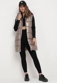 Born2be - Brązowo-Złota Długa Kamizelka Pikowana z Kapturem Agelie. Typ kołnierza: kaptur. Kolor: brązowy. Długość: długie. Wzór: aplikacja #6