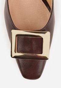 Renee - Brązowe Czółenka Vices ze Skórzaną Wkładką i Metaliczną Klamerką Berrine. Okazja: na spotkanie biznesowe. Kolor: brązowy. Materiał: skóra. Obcas: na obcasie. Styl: biznesowy, retro. Wysokość obcasa: niski #4