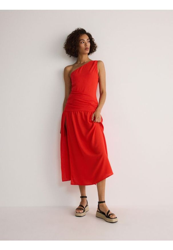 Reserved - Sukienka z głębokim wycięciem - czerwony. Kolor: czerwony. Materiał: tkanina. Wzór: gładki