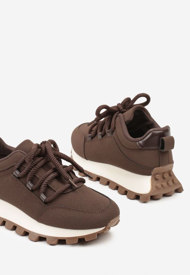 Renee - Brązowe Sneakersy na Platformie Ozdobionej Tłoczeniem Zerla. Okazja: na co dzień. Kolor: brązowy. Materiał: jeans. Wzór: aplikacja. Obcas: na platformie