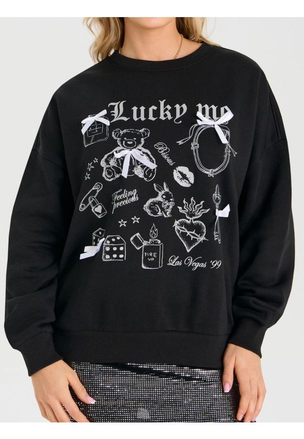 Sinsay - Bluza crewneck z nadrukiem i kokardami - czarny. Typ kołnierza: kokarda. Kolor: czarny. Wzór: nadruk