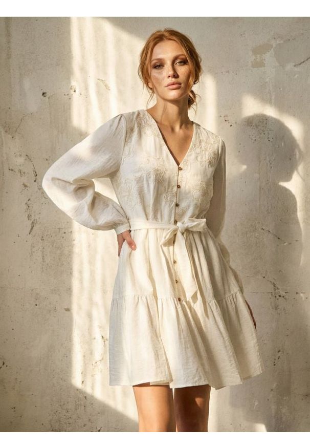 Sinsay - Sukienka mini z dekoltem V z paskiem z wiskozą i domieszką lnu - kremowy. Kolor: kremowy. Materiał: wiskoza, len. Długość: mini