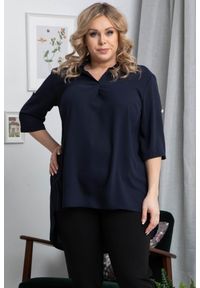 KARKO - Tunika elegancka GOSIA ze stójką dłuższy tył granatowa PROMOCJA. Okazja: na co dzień. Typ kołnierza: kołnierzyk stójkowy. Kolekcja: plus size. Kolor: niebieski. Materiał: poliester, skóra, materiał, tkanina, elastan. Długość rękawa: krótki rękaw. Długość: długie. Wzór: jednolity, gładki, paski. Styl: elegancki #1