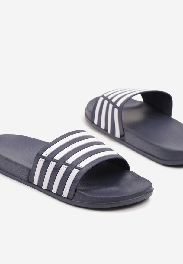 Born2be - Granatowo-Białe Piankowe Klapki w Sportowym Stylu Zdobione Paskami Elitelle. Okazja: na co dzień. Kolor: niebieski. Materiał: jeans. Wzór: aplikacja. Styl: sportowy