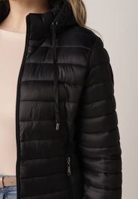 Born2be - Czarna Klasyczna Kurtka Przejściowa z Pikowaniem i Odpinanym Kapturem Fezizola. Okazja: na co dzień. Kolor: czarny. Materiał: jeans. Sezon: wiosna, jesień. Styl: klasyczny #2