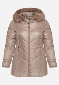Born2be - Ciemnobeżowa Kurtka z Pikowanymi Przeszyciami i Kapturem z Futerkiem Vevea. Okazja: na spotkanie biznesowe, do pracy, na co dzień, na spacer. Kolekcja: plus size. Kolor: beżowy. Materiał: futro. Styl: biznesowy, casual, elegancki #3