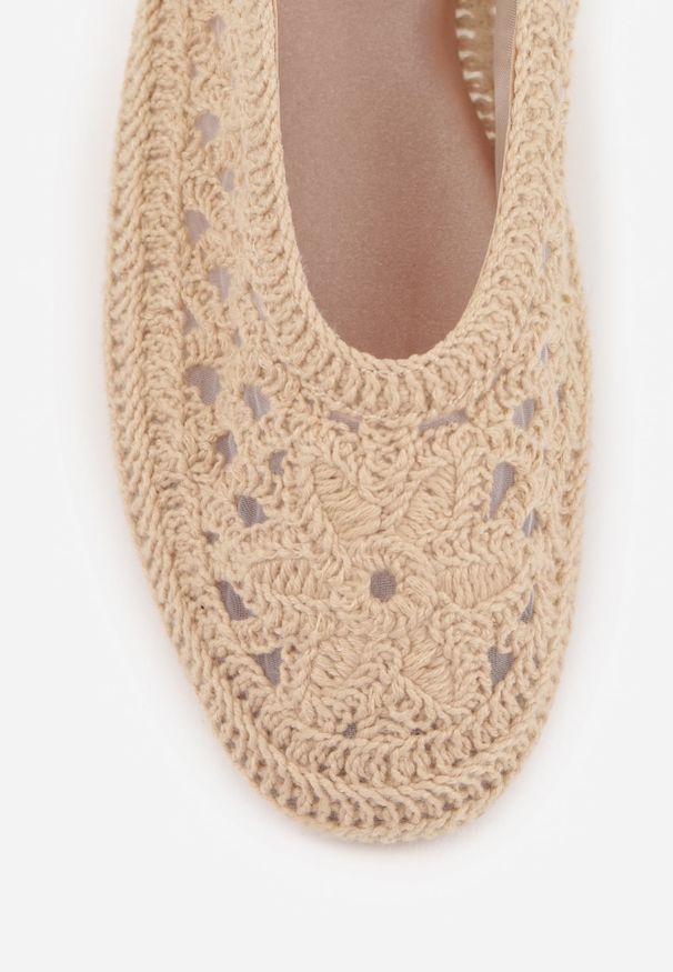 Renee - Ciemnobeżowe Boho Balerinki VICES z Szydełkową Cholewką i Wiązaniem Wokół Kostki Arriria. Okazja: na co dzień. Kolor: beżowy. Materiał: len. Szerokość cholewki: normalna. Wzór: aplikacja. Sezon: lato. Styl: boho