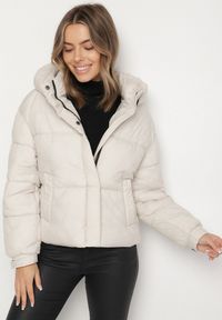 Born2be - Biała Pikowana Kurtka Puffer z Kapturem i Kieszonką przy Rękawie Galieana. Okazja: na spacer. Typ kołnierza: kaptur. Kolor: biały. Materiał: jeans, dzianina. Styl: sportowy, elegancki #4