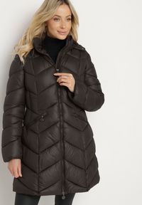 Born2be - Czarna Pikowana Kurtka o Taliowanym Kroju z Kapturem i Futrzaną Podszewką Emithalla. Okazja: na co dzień. Typ kołnierza: kaptur. Kolor: czarny. Materiał: futro. Długość rękawa: długi rękaw. Długość: długie. Styl: klasyczny, casual, elegancki #4