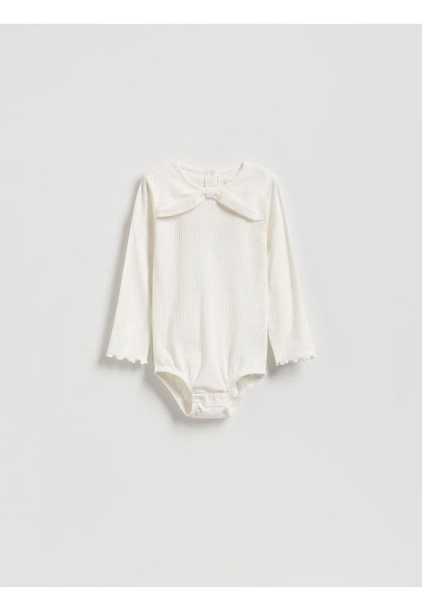 Reserved - Prążkowane body z aplikacją - złamana biel. Materiał: prążkowany. Wzór: aplikacja