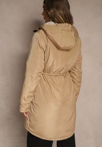 Renee - Ciemnobeżowa Kurtka Parka w Stylu Casual Ocieplana Futerkiem Olleania. Okazja: na co dzień. Kolor: beżowy. Materiał: futro. Wzór: aplikacja. Styl: casual