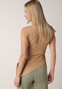 Born2be - Beżowa Bawełniana Bluzka o Asymetrycznym Marszczonym Kroju z Aplikacją Omphasia. Okazja: na co dzień. Kolor: beżowy. Materiał: bawełna. Wzór: aplikacja. Styl: casual, elegancki #6