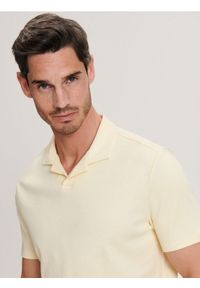 Reserved - Koszulka polo regular - jasnożółty. Typ kołnierza: polo. Kolor: żółty. Materiał: dzianina, bawełna #1