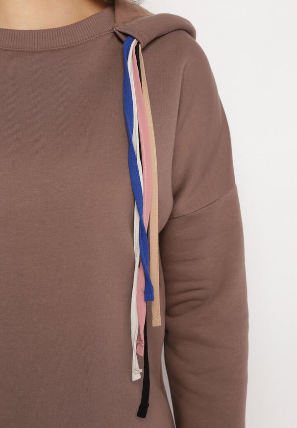 Born2be - Brązowa Bluza z Kapturem i Ozdobnymi Sznurkami Cebele. Typ kołnierza: kaptur. Kolor: brązowy. Materiał: bawełna, tkanina. Wzór: aplikacja, kolorowy