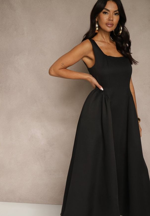 Renee - Czarna Sukienka o Rozkloszowanym Kroju na Szerokich Ramiączkach Retelina. Okazja: na wesele, na imprezę, na randkę, na ślub cywilny. Typ kołnierza: dekolt kwadratowy. Kolor: czarny. Długość rękawa: na ramiączkach. Styl: elegancki