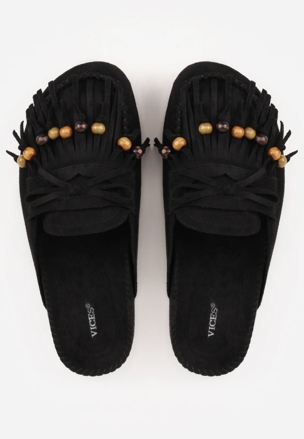 Renee - Czarne Klapki VICES Mule Ozdobione Frędzlami Koralikami i Kokardą Eathelena. Okazja: na plażę. Kolor: czarny. Wzór: aplikacja. Sezon: lato