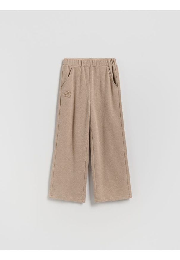 Reserved - Dzianinowe spodnie z haftem - beżowy. Kolor: beżowy. Materiał: dzianina. Wzór: haft