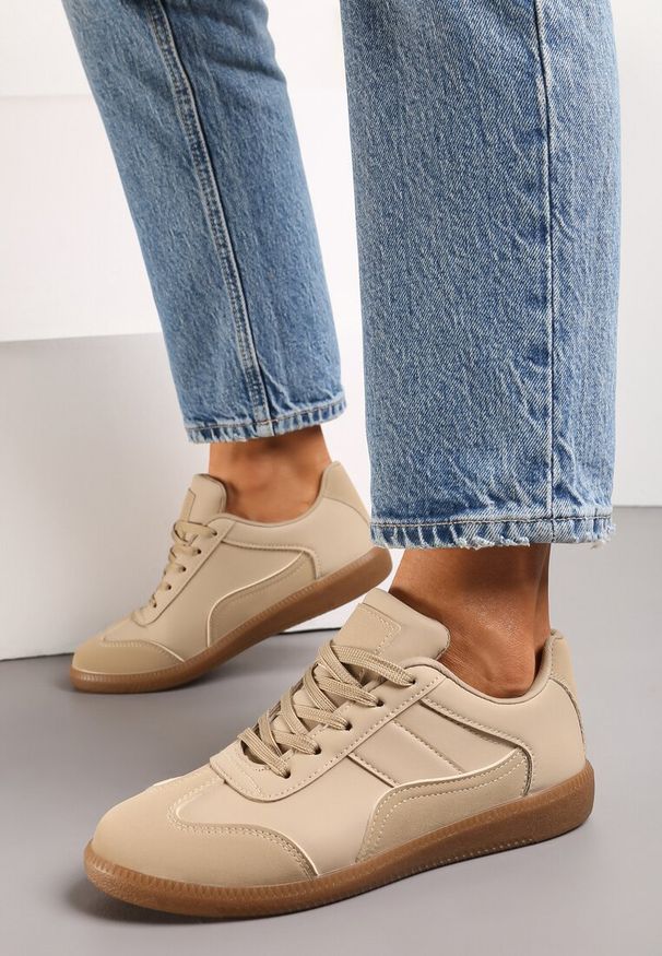 Renee - Ciemnobeżowe Sneakersy z Ozdobnymi Przeszyciami przed Kostkę Redala. Okazja: na imprezę, na co dzień. Wysokość cholewki: przed kostkę. Kolor: beżowy. Materiał: jeans, materiał