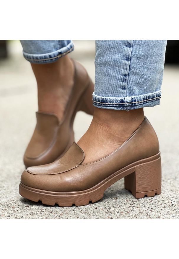 Beżowe półbuty damskie na słupku, mokasyny POTOCKI 12275. Kolor: beżowy. Materiał: skóra. Obcas: na słupku