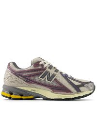 Buty New Balance M1906RRA - bordowe. Kolor: czerwony. Materiał: materiał, skóra, syntetyk, guma. Szerokość cholewki: normalna. Sport: turystyka piesza