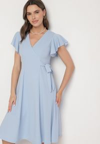 Born2be - Jasnoniebieska Rozkloszowana Sukienka Kopertowa z Wiązaniem w Talii Dannila. Kolor: niebieski. Wzór: aplikacja. Typ sukienki: kopertowe #7