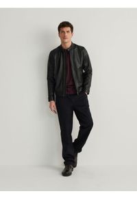 Reserved - Spodnie chino regular - czarny. Kolor: czarny. Materiał: tkanina, bawełna