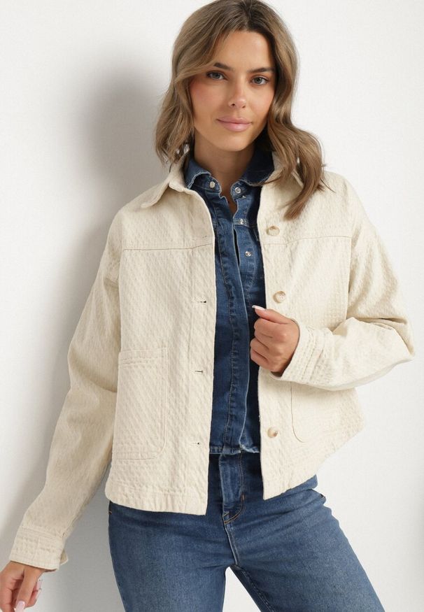 Born2be - Beżowa Kurtka Koszulowa z Tłoczonego Materiału z Bawełny z Kieszeniami Janlira. Okazja: na co dzień. Kolor: beżowy. Materiał: materiał, bawełna. Długość rękawa: długi rękaw. Długość: długie. Styl: casual, klasyczny, elegancki