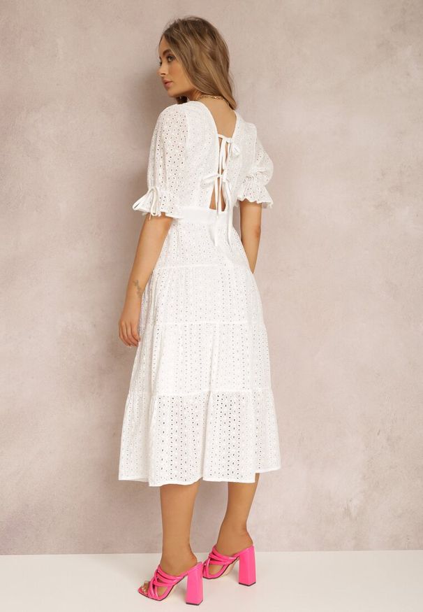 Renee - Biała Sukienka Evonia. Kolor: biały. Wzór: aplikacja, haft. Typ sukienki: rozkloszowane. Styl: boho. Długość: midi