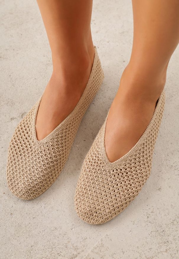 Renee - Ciemnobeżowe Balerinki VICES z Plecioną Cholewką Mahala. Okazja: na co dzień. Kolor: beżowy. Szerokość cholewki: normalna. Styl: boho, casual, elegancki