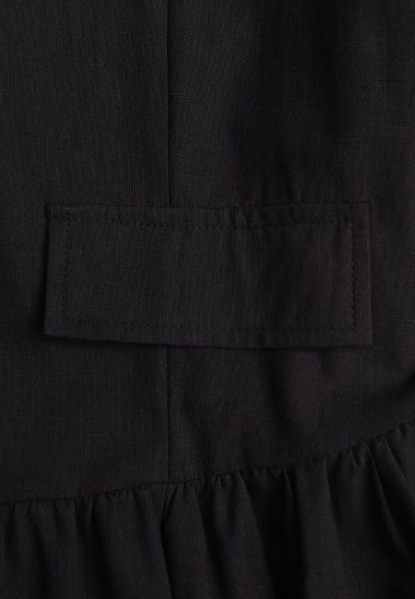 Renee - Czarna Rozkloszowana Sukienka Koszulowa z Bawełny i Wiskozy Zdobiona Klapami Gleta. Okazja: na co dzień. Kolor: czarny. Materiał: wiskoza, bawełna. Wzór: aplikacja. Typ sukienki: koszulowe. Styl: casual, elegancki