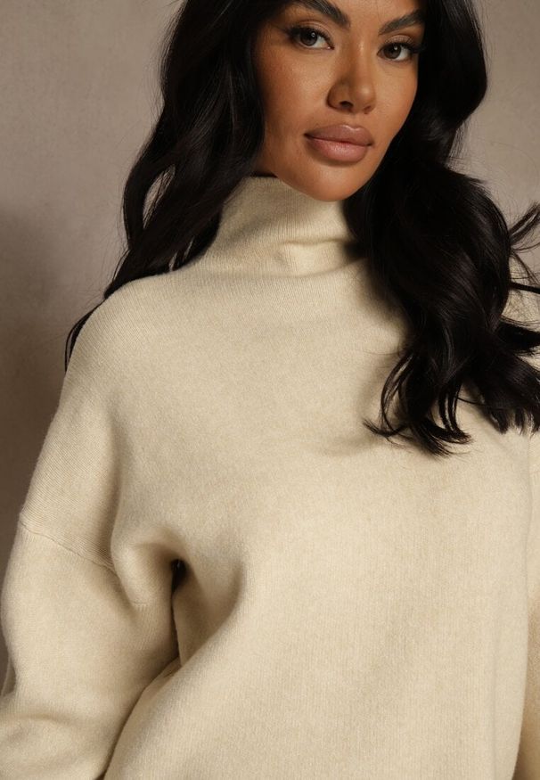 Renee - Jasnobeżowy Golf Ozdobiony Ściągaczami Wedena. Okazja: na co dzień. Typ kołnierza: golf. Kolor: beżowy. Materiał: jeans, skóra. Wzór: aplikacja. Styl: casual