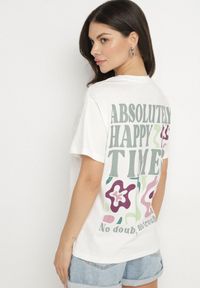 Born2be - Biały Bawełniany T-shirt Oversize Fillaria. Okazja: na co dzień. Kolor: biały. Materiał: bawełna. Wzór: aplikacja. Styl: klasyczny, casual #5