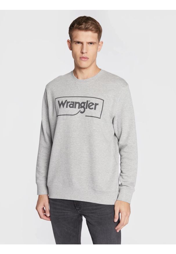 Wrangler - WRANGLER FRAME LOGO CREW MĘSKA BLUZA NADRUK MID GREY W662HAX37 112320241. Okazja: na co dzień. Materiał: bawełna, jeans. Długość rękawa: długi rękaw. Długość: długie. Wzór: nadruk. Styl: casual, klasyczny
