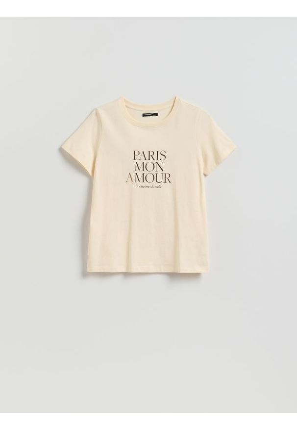 Reserved - T-shirt z nadrukiem - kremowy. Kolor: kremowy. Materiał: dzianina, bawełna. Wzór: nadruk. Styl: klasyczny