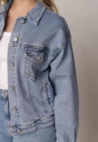 Born2be - Niebieska Jeansowa Kurtka o Kroju Oversize z Dodatkiem Lyocellu i Bawełną Vimerinia. Okazja: na spacer, na co dzień. Kolor: niebieski. Materiał: bawełna, jeans. Sezon: lato. Styl: casual #6