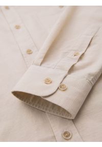 Ombre Clothing - Koszula męska lniana z klasycznym kołnierzykiem i kieszeniami REGULAR FIT – kremowa V3 - Rozmiar: XL. Okazja: na co dzień. Typ kołnierza: kołnierzyk klasyczny. Kolor: kremowy. Materiał: len. Długość: długie. Wzór: aplikacja. Sezon: wiosna, lato. Styl: klasyczny